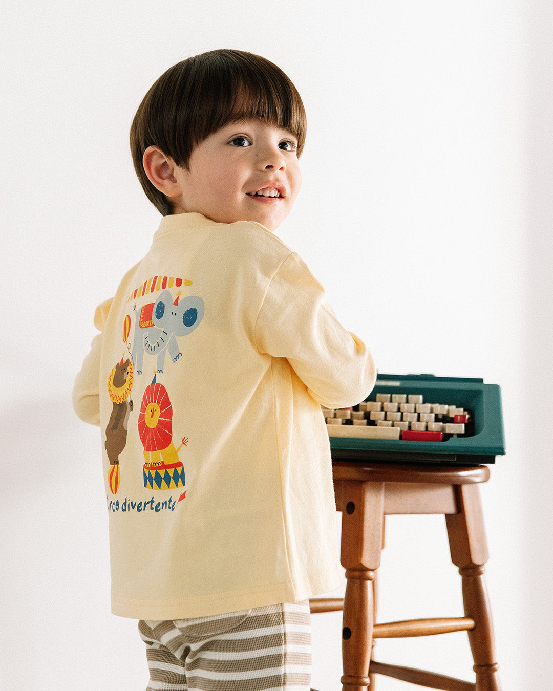 [t.] ポケット付き前後プリント長袖Tシャツ